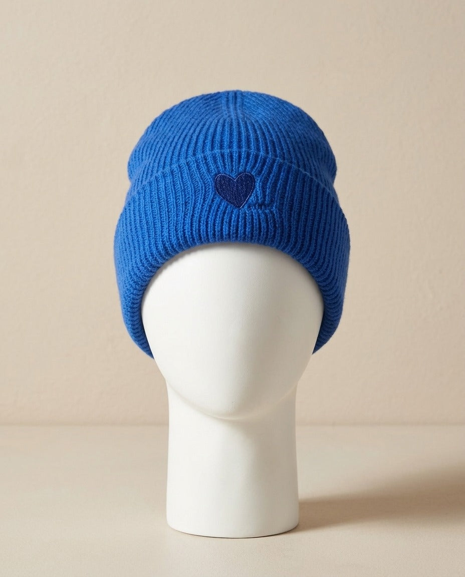 Bonnet Camaïeu côtelé bleu roi avec cœur brodé sur le revers, vue de face – Frippin'Dealz – photo retouchée par IA
