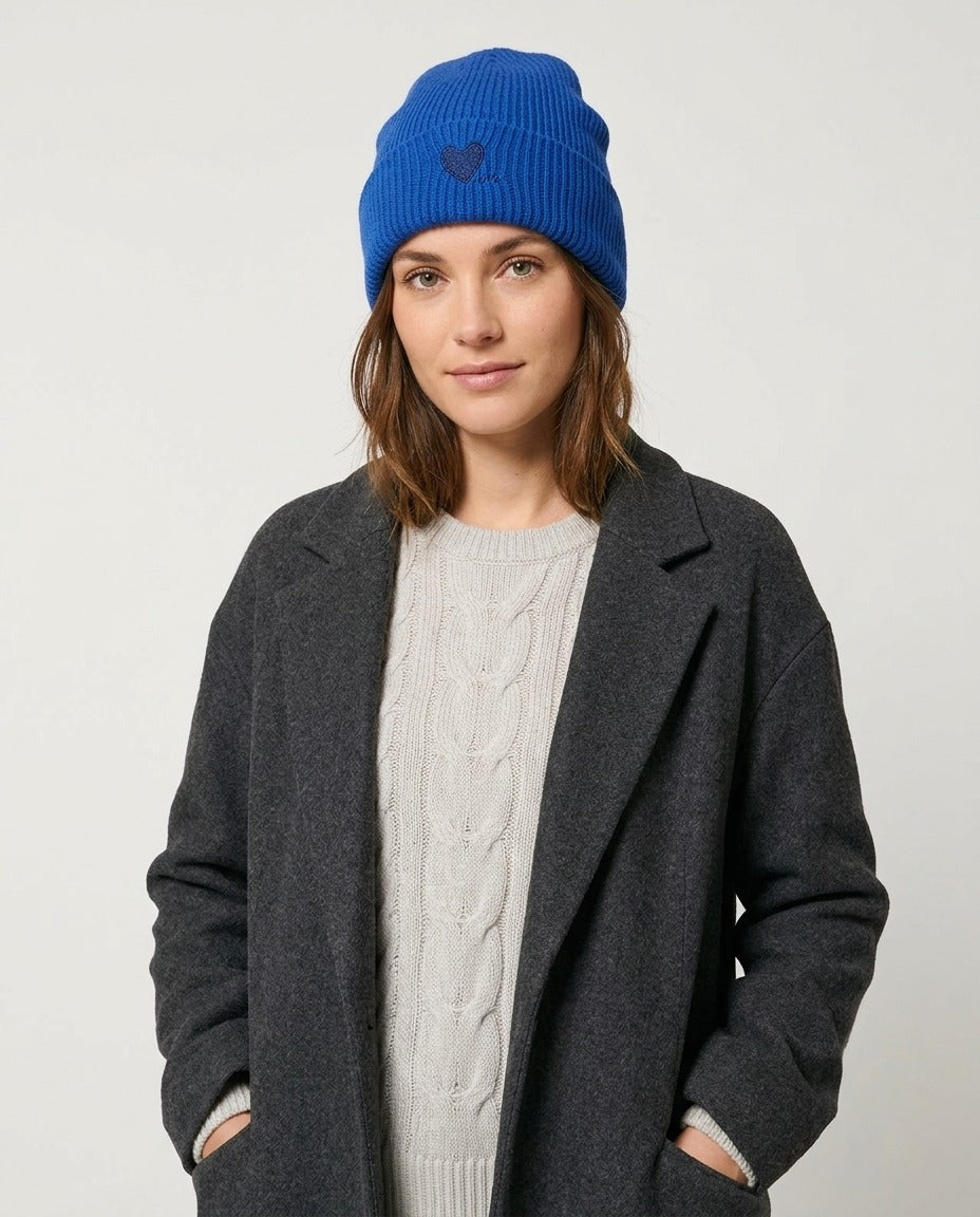 Bonnet Camaïeu côtelé bleu roi cœur brodé porté – photo générée par IA