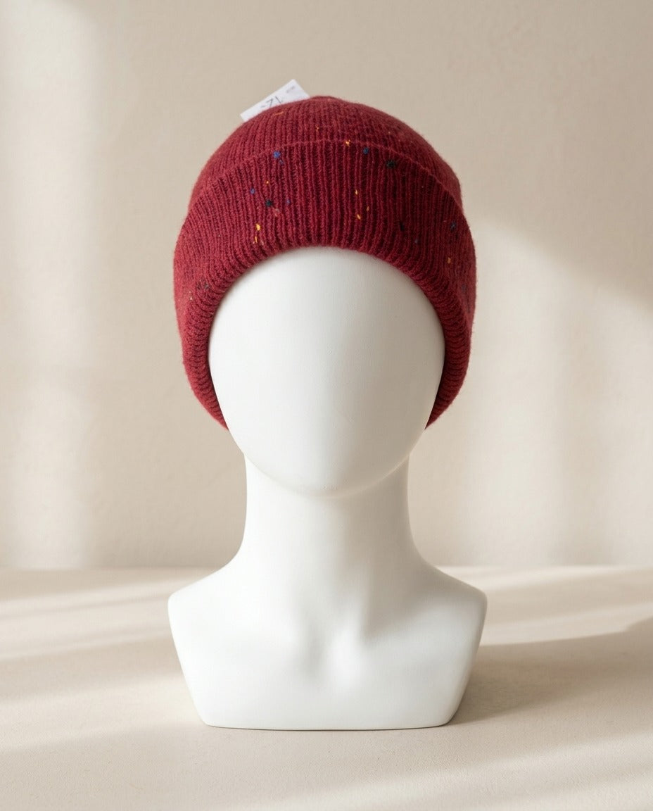 Bonnet bordeaux moucheté multicolore à revers porté sur tête de mannequin, vue de face – Frippin'Dealz – photo retouchée par IA
