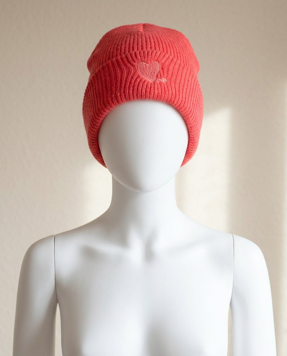 Bonnet Camaïeu corail à revers côtelé avec petit cœur brodé, vue de face – Frippin'Dealz – photo retouchée par IA