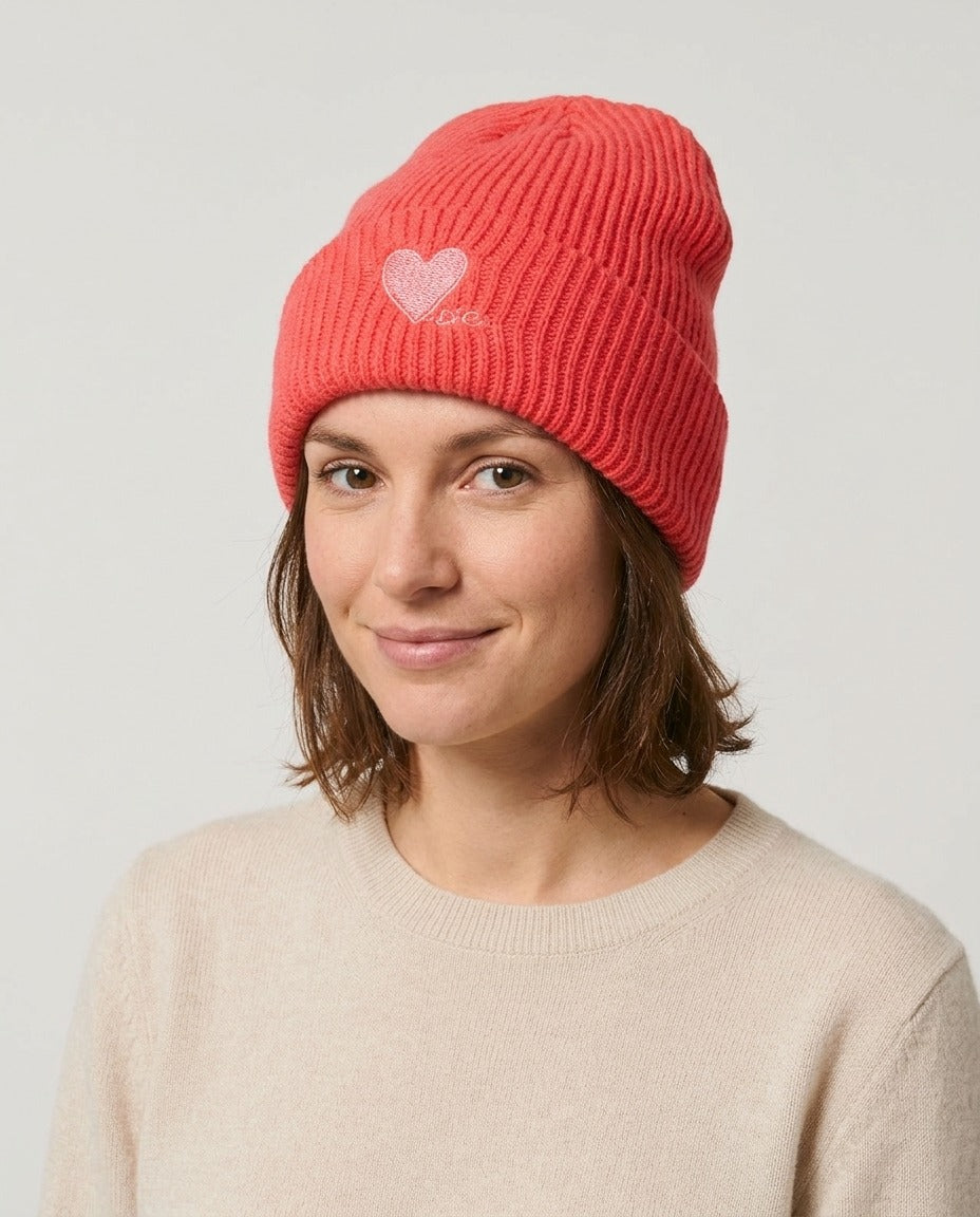 Camaïeu Bonnet à revers côtelé corail cœur brodé TU porté – photo générée par IA