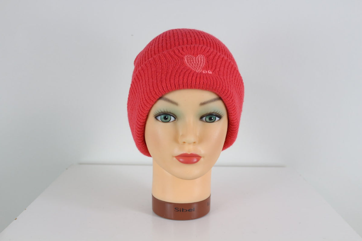 Bonnet Camaïeu corail à revers côtelé avec petit cœur brodé, vue de face – Frippin'Dealz