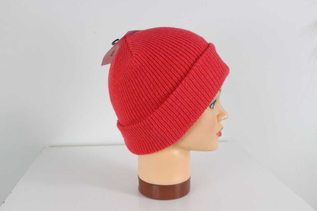 Bonnet Camaïeu corail en maille côtelée, vue de profil droit avec étiquette – Frippin'Dealz