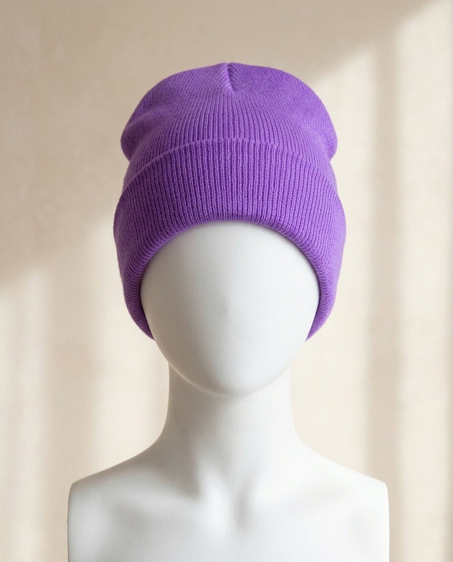 Bonnet Double M Milano violet en maille côtelée avec revers, vue de face – Frippin'Dealz – photo retouchée par IA