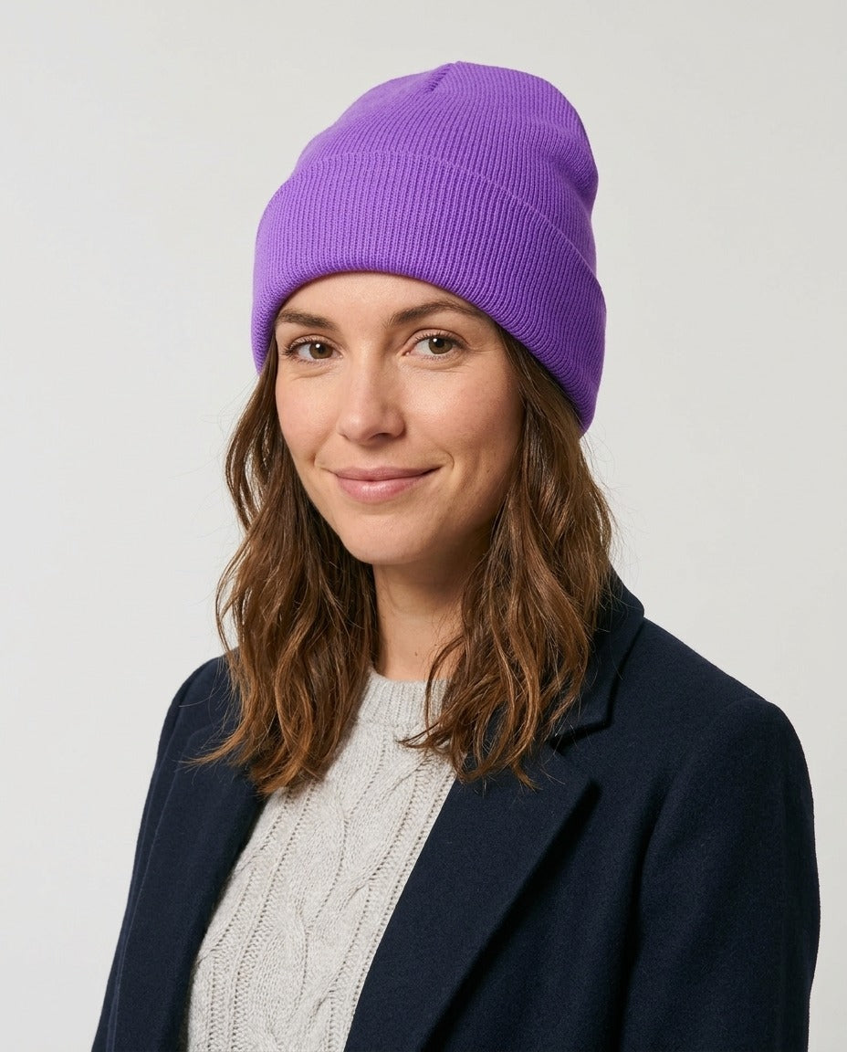 Double M Milano Bonnet à revers côtelé violet taille unique porté – photo générée par IA