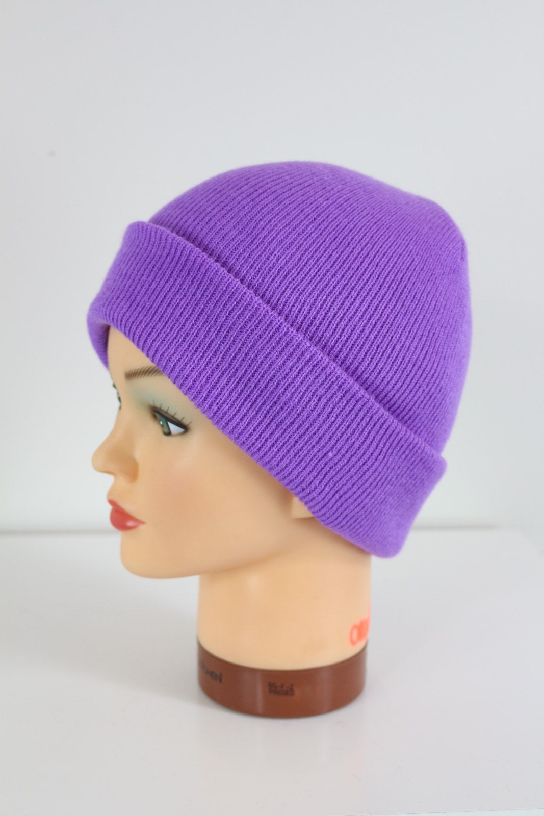 Bonnet Double M Milano violet à revers, vue de trois quarts gauche – Frippin'Dealz