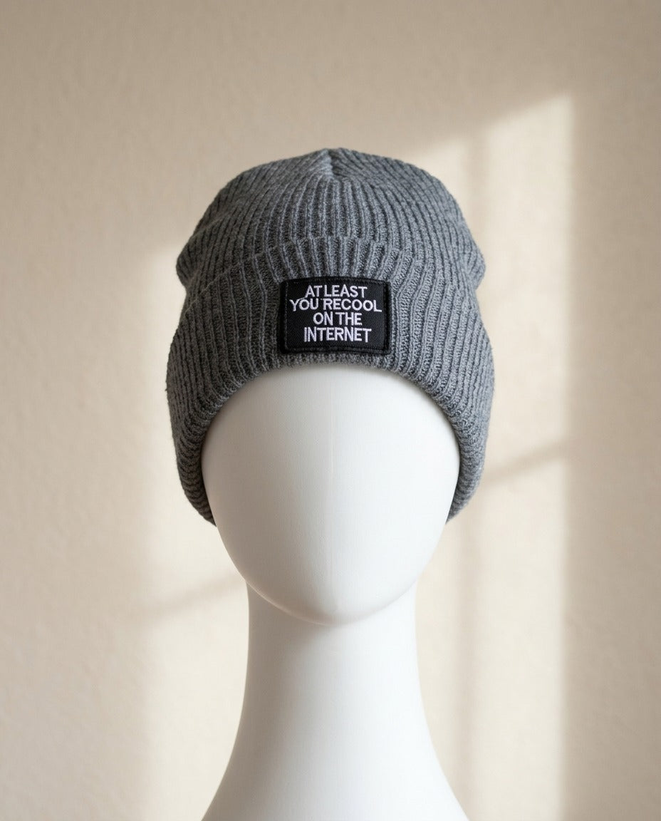 Bonnet EVA&CO gris chiné à revers avec patch brodé noir porté sur mannequin – Frippin'Dealz – photo retouchée par IA