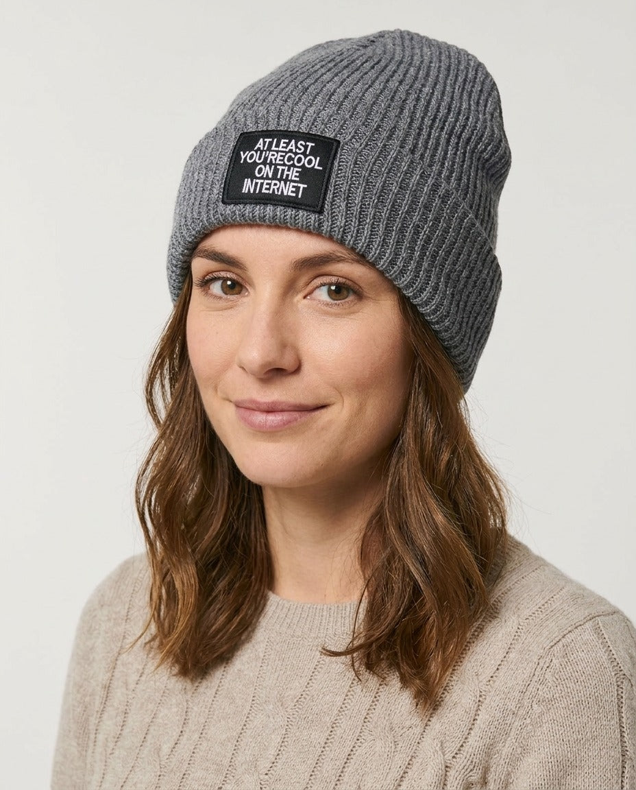 EVA&CO Bonnet à revers côtelé gris chiné patch brodé porté – photo générée par IA