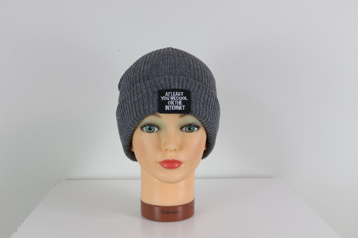 Bonnet EVA&CO gris chiné à revers avec patch brodé noir porté sur mannequin – Frippin'Dealz