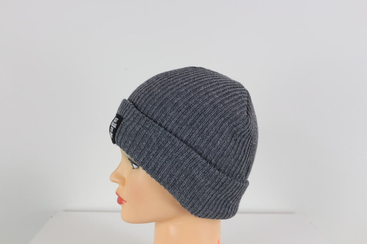 Bonnet EVA&CO gris côtelé vu de profil gauche avec patch brodé – Frippin'Dealz