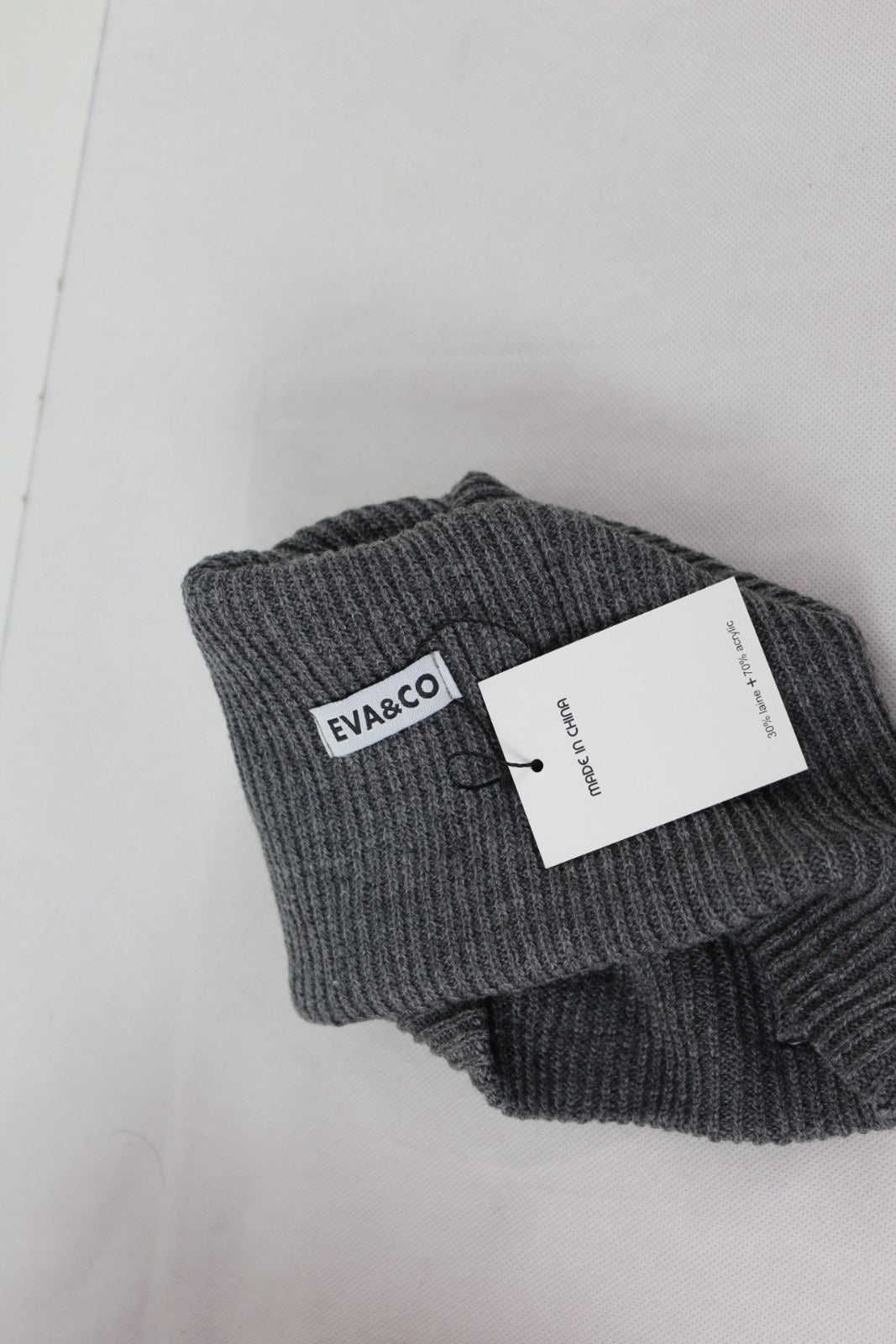 Étiquette EVA&CO et composition 30 % laine 70 % acrylique du bonnet gris – Frippin'Dealz