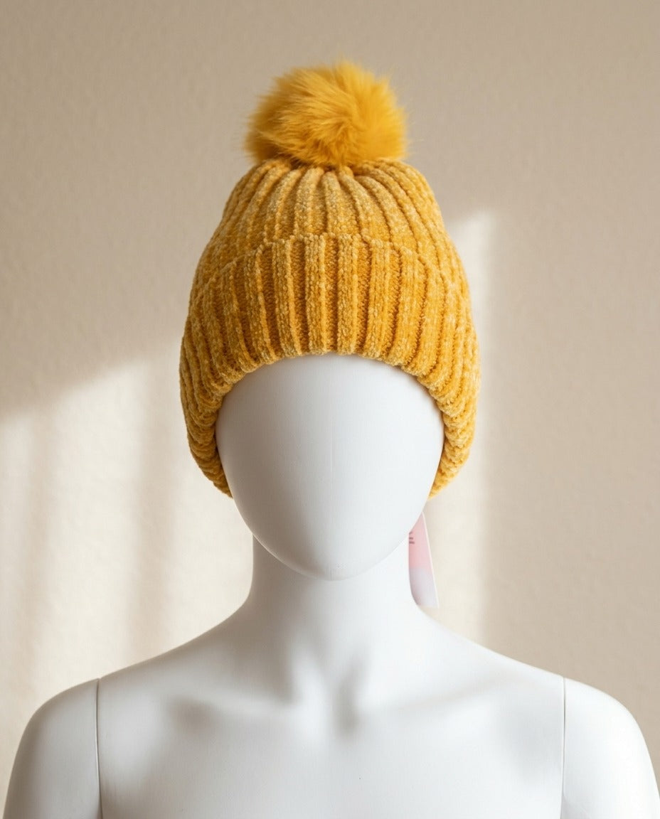 Bonnet Eva&Co jaune moutarde en chenille côtelée avec pompon, vu de face – Frippin'Dealz – photo retouchée par IA