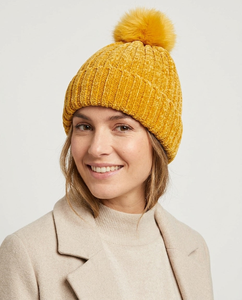 Bonnet Eva&Co jaune moutarde chenille à pompon porté – photo générée par IA