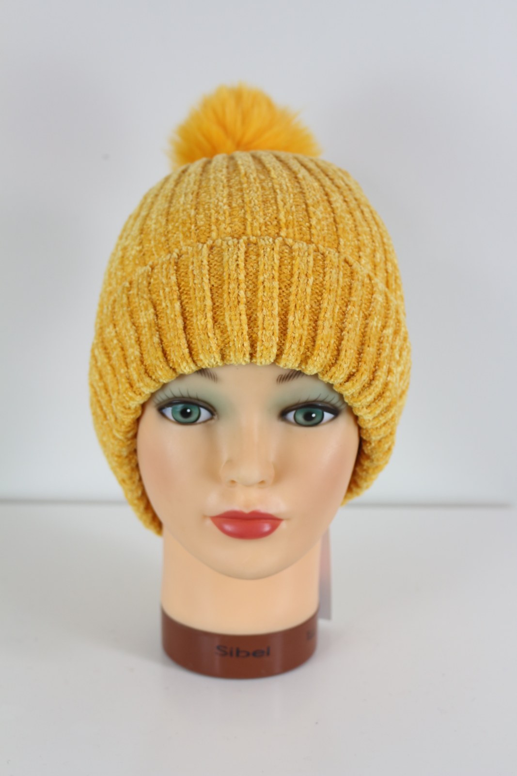 Bonnet Eva&Co jaune moutarde en chenille côtelée avec pompon, vu de face – Frippin'Dealz