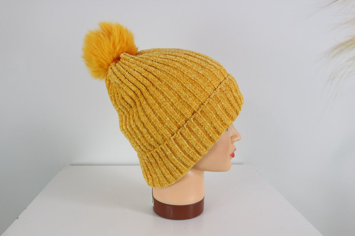 Bonnet Eva&Co jaune moutarde à pompon, vue de profil droit avec revers côtelé – Frippin'Dealz