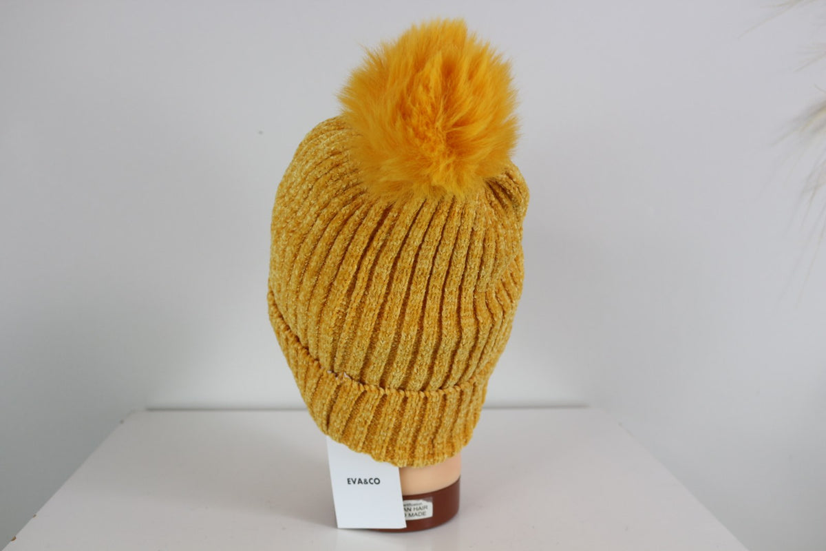 Bonnet Eva&Co jaune moutarde vu de dos avec grand pompon et étiquette – Frippin'Dealz