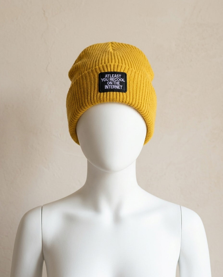 Bonnet Eva&Co jaune moutarde en maille côtelée avec écusson brodé, vue de face – Frippin'Dealz – photo retouchée par IA