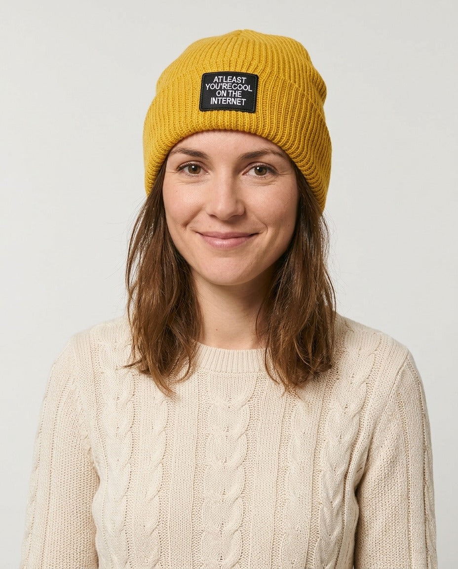 Bonnet Eva&Co jaune moutarde à revers porté – photo générée par IA