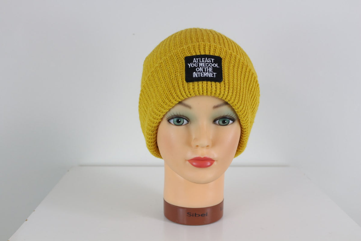 Bonnet Eva&Co jaune moutarde en maille côtelée avec écusson brodé, vue de face – Frippin'Dealz