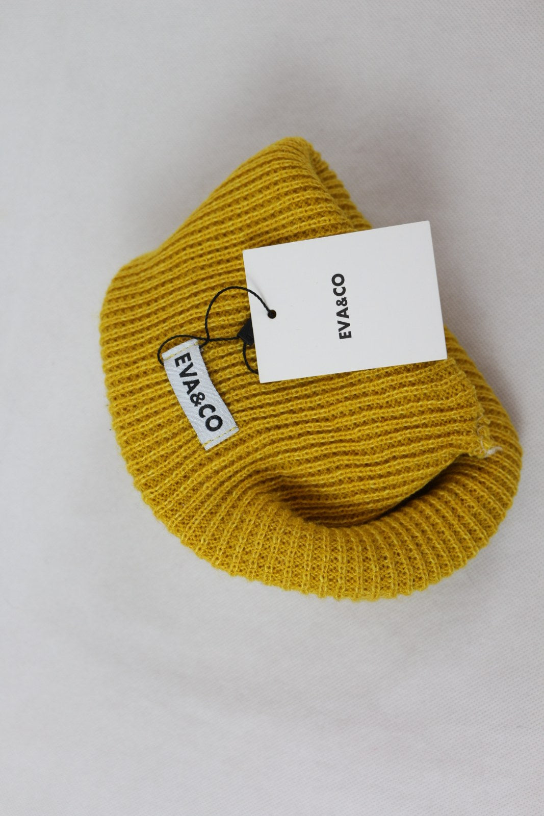 Étiquette tissée et étiquette cartonnée Eva&Co sur le bonnet jaune moutarde – Frippin'Dealz