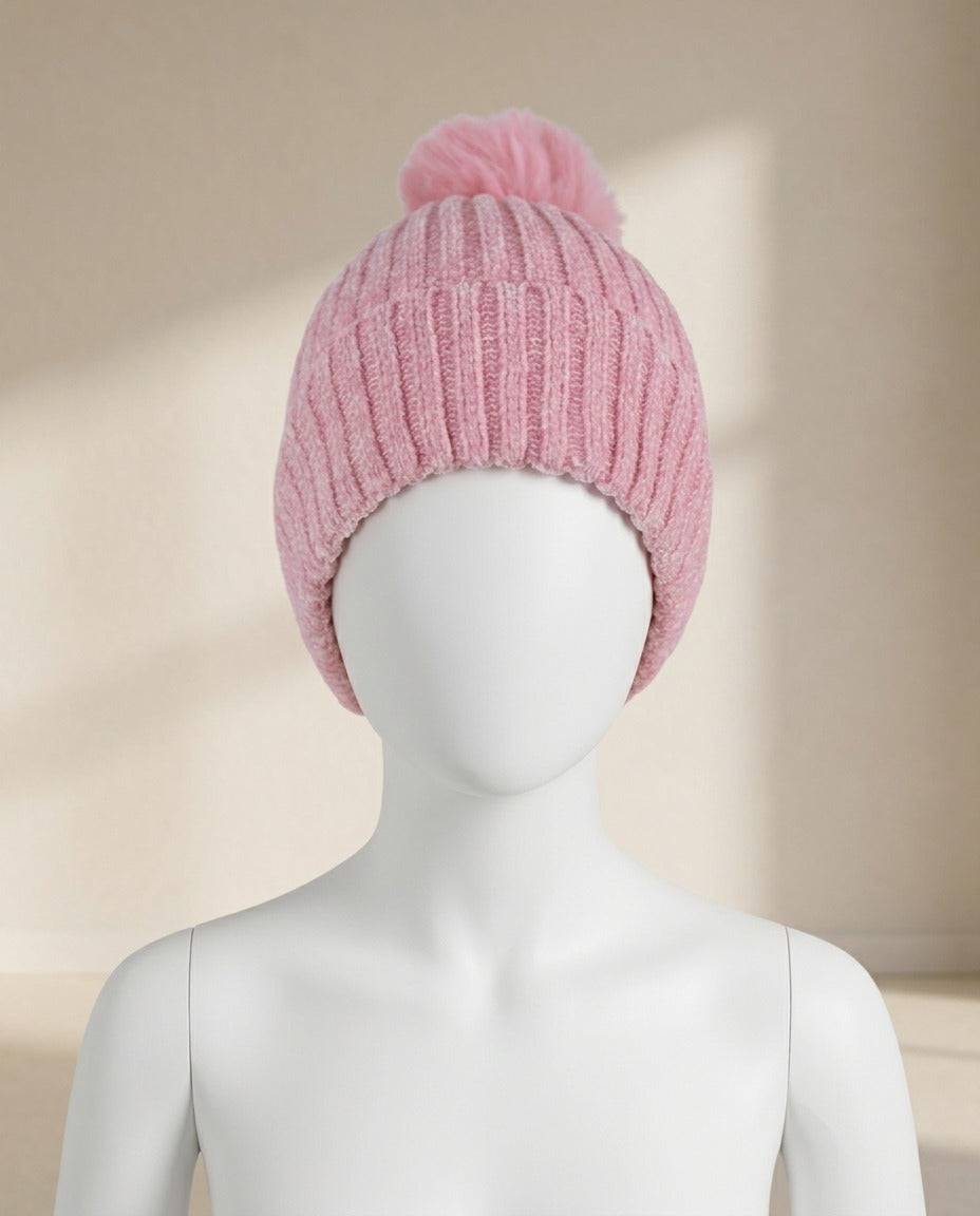 Bonnet Eva&Co rose en maille chenille côtelée avec pompon, vue de face – Frippin'Dealz – photo retouchée par IA