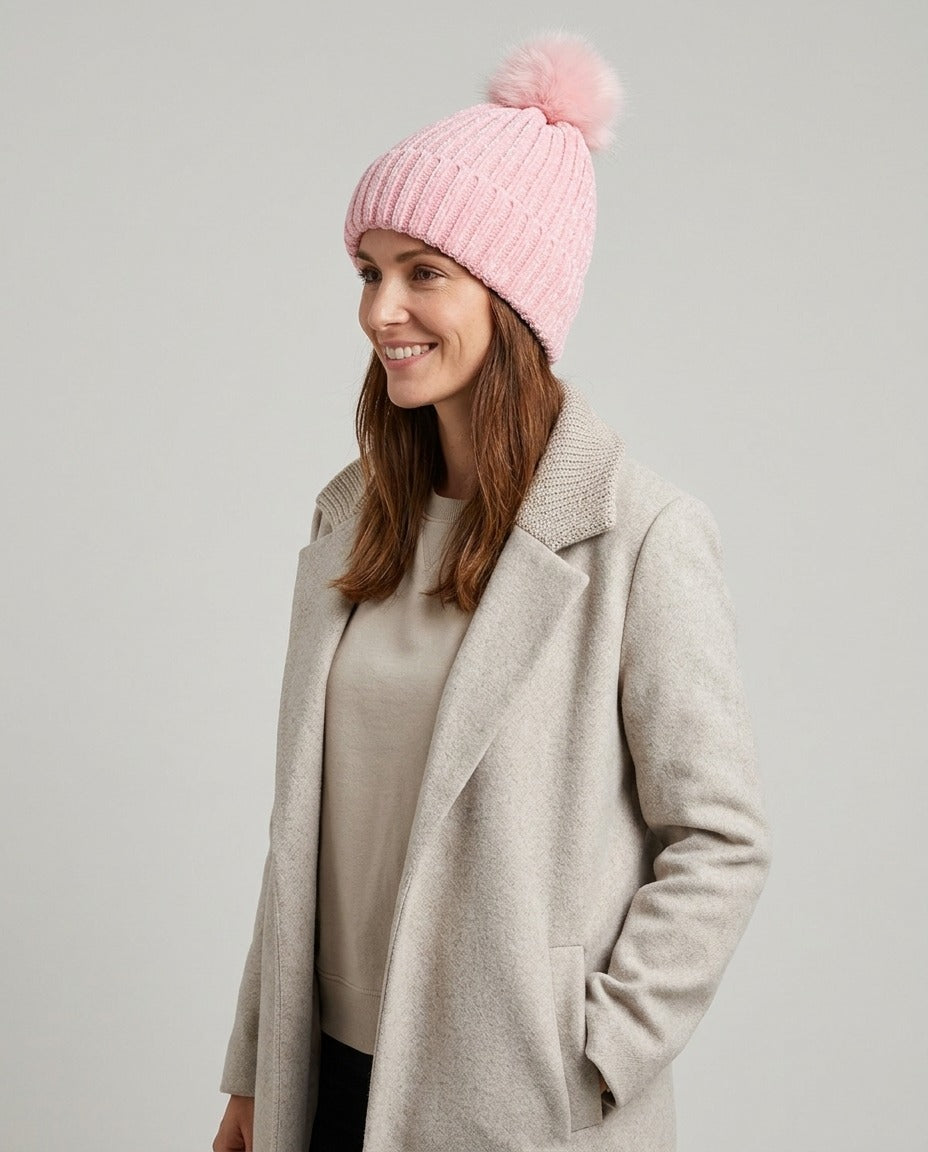 Bonnet Eva&Co rose chenille à pompon porté – photo générée par IA