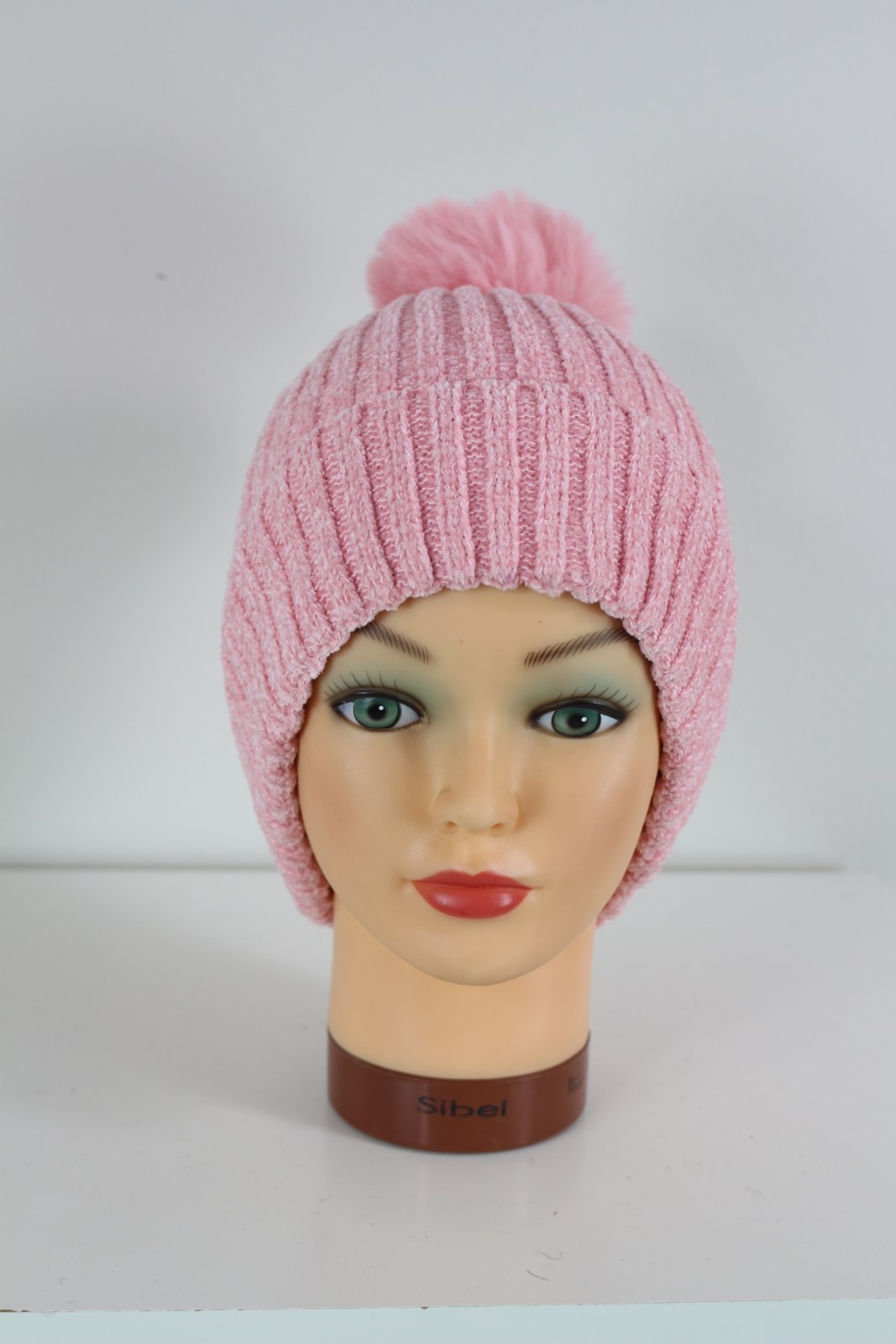 Bonnet Eva&Co rose en maille chenille côtelée avec pompon, vue de face – Frippin'Dealz