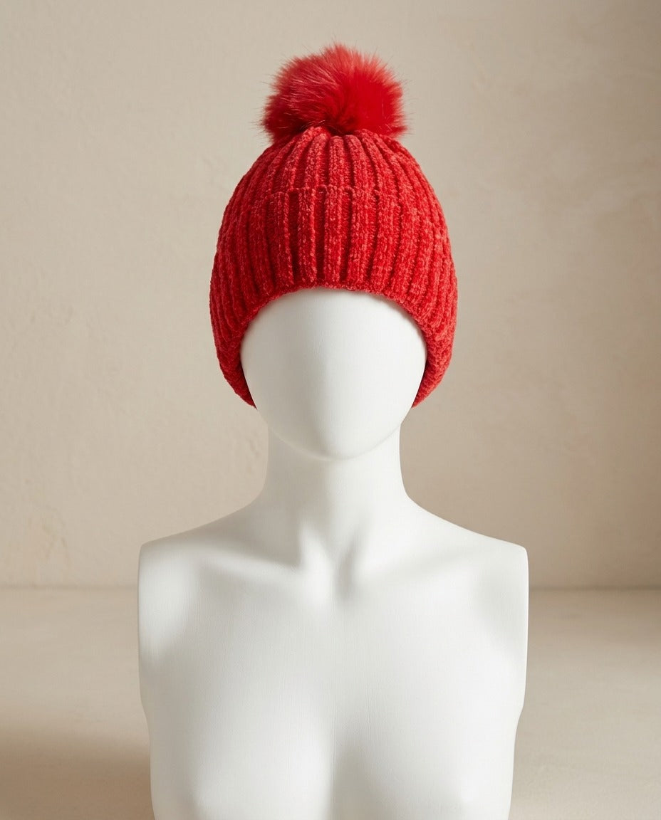 Bonnet Eva&Co rouge à pompon en maille chenille côtelée, vue de face – Frippin'Dealz – photo retouchée par IA