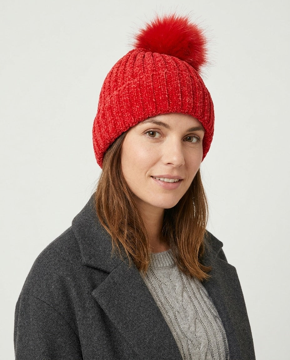 Eva&Co Bonnet à pompon chenille côtelé rouge doublé porté – photo générée par IA