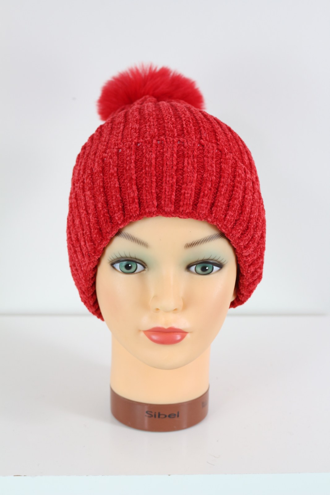 Bonnet Eva&Co rouge à pompon en maille chenille côtelée, vue de face – Frippin'Dealz
