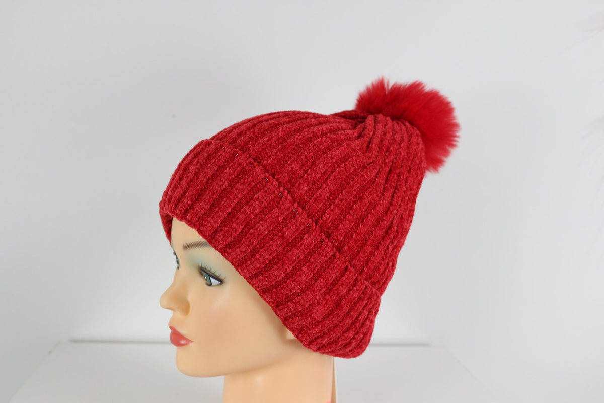 Bonnet Eva&Co rouge côtelé à pompon, vue de trois quarts – Frippin'Dealz