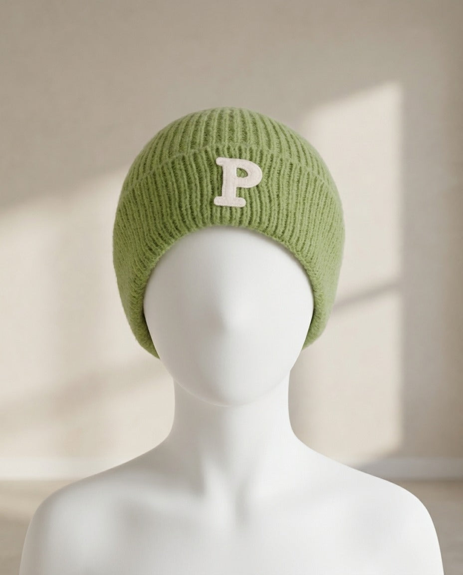 Bonnet Eva&Co vert anis côtelé avec lettre P brodée crème, porté sur mannequin – Frippin'Dealz – photo retouchée par IA