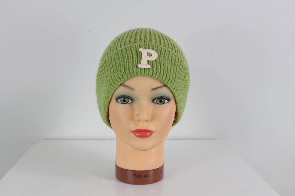 Bonnet Eva&Co vert anis côtelé avec lettre P brodée crème, porté sur mannequin – Frippin'Dealz