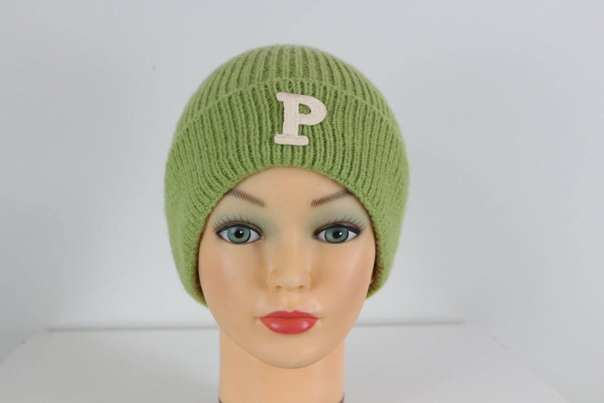 Bonnet Eva&Co vert anis, gros plan sur la lettre P brodée – Frippin'Dealz
