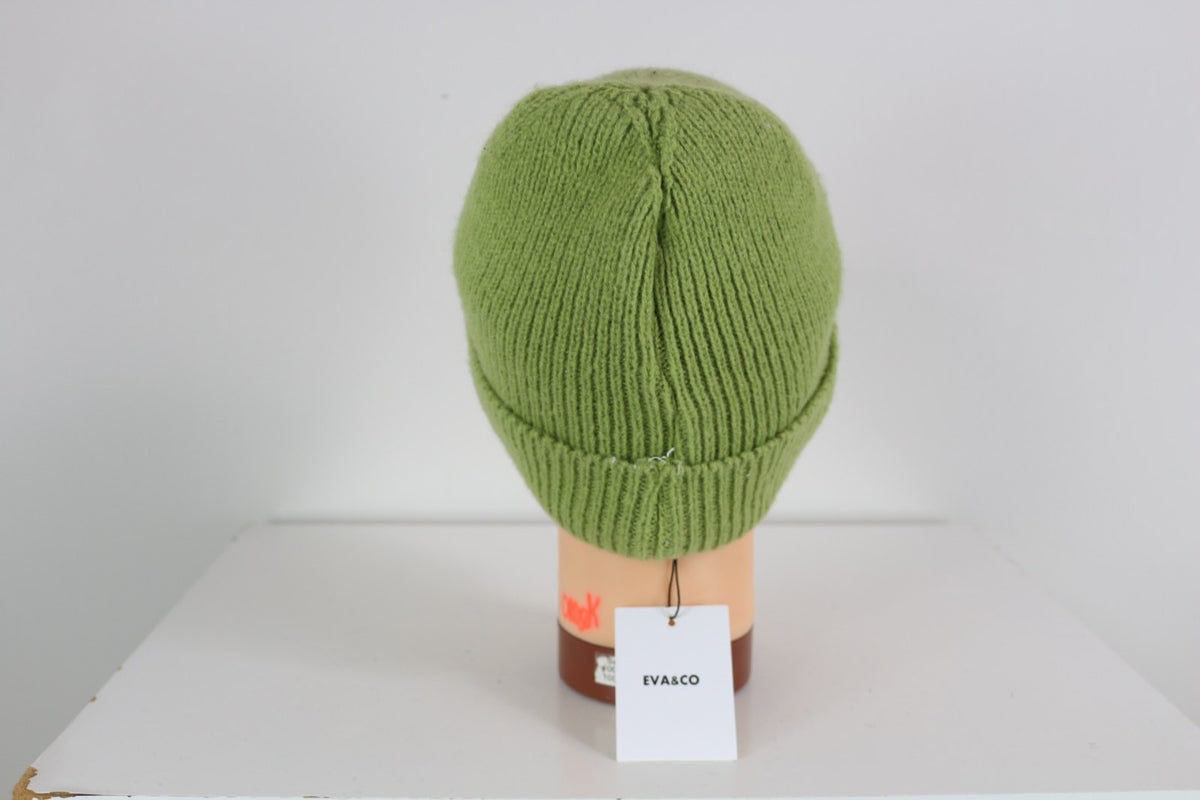 Bonnet Eva&Co vert anis, vue de dos avec étiquette Eva&Co – Frippin'Dealz