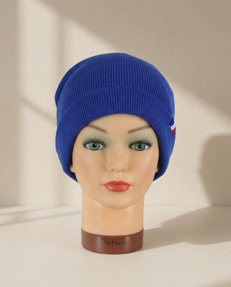 Bonnet French Touch bleu roi à revers porté sur tête de mannequin, vue de face – Frippin'Dealz – photo retouchée par IA