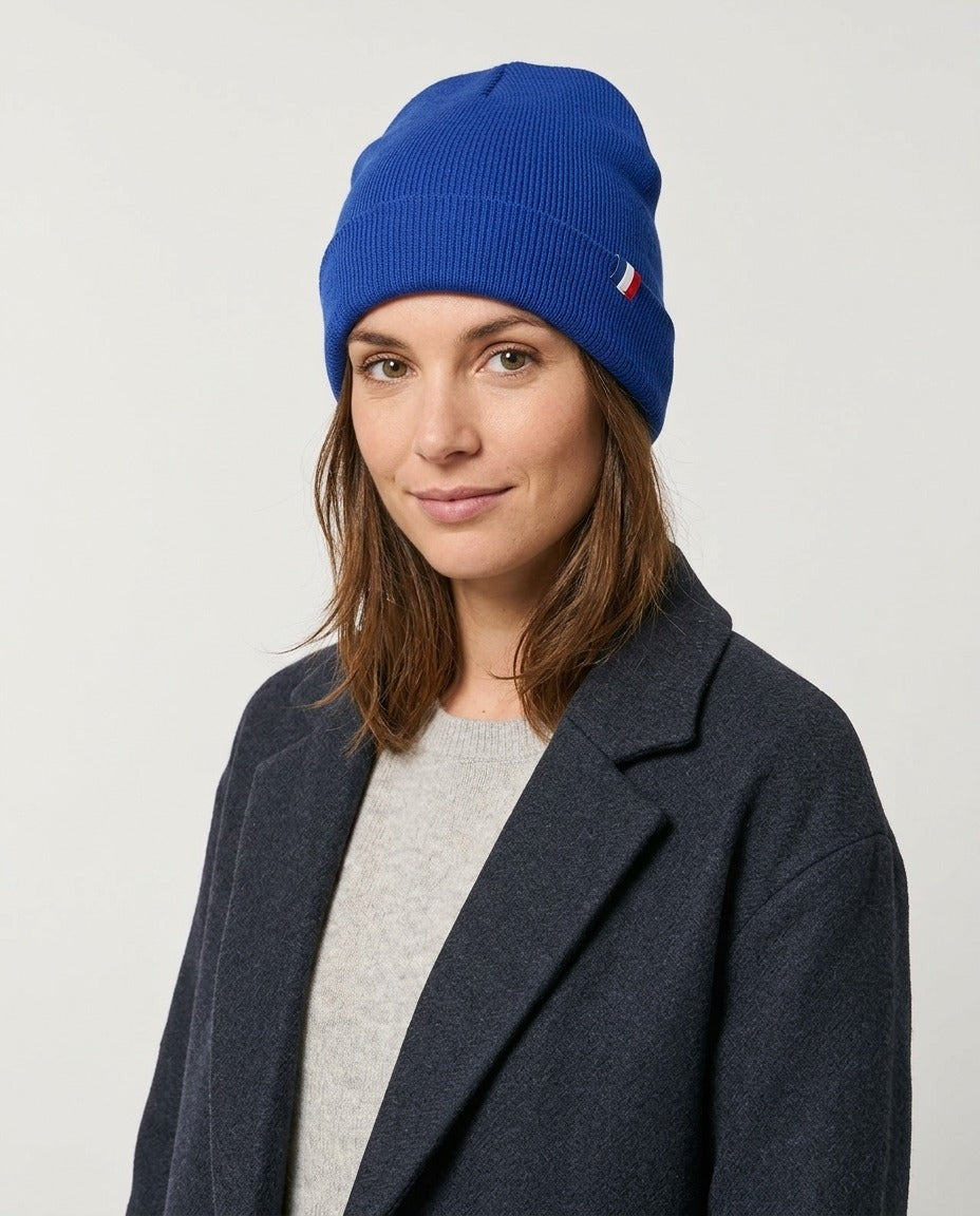 French Touch Bonnet à revers bleu roi acrylique drapeau tricolore porté – photo générée par IA