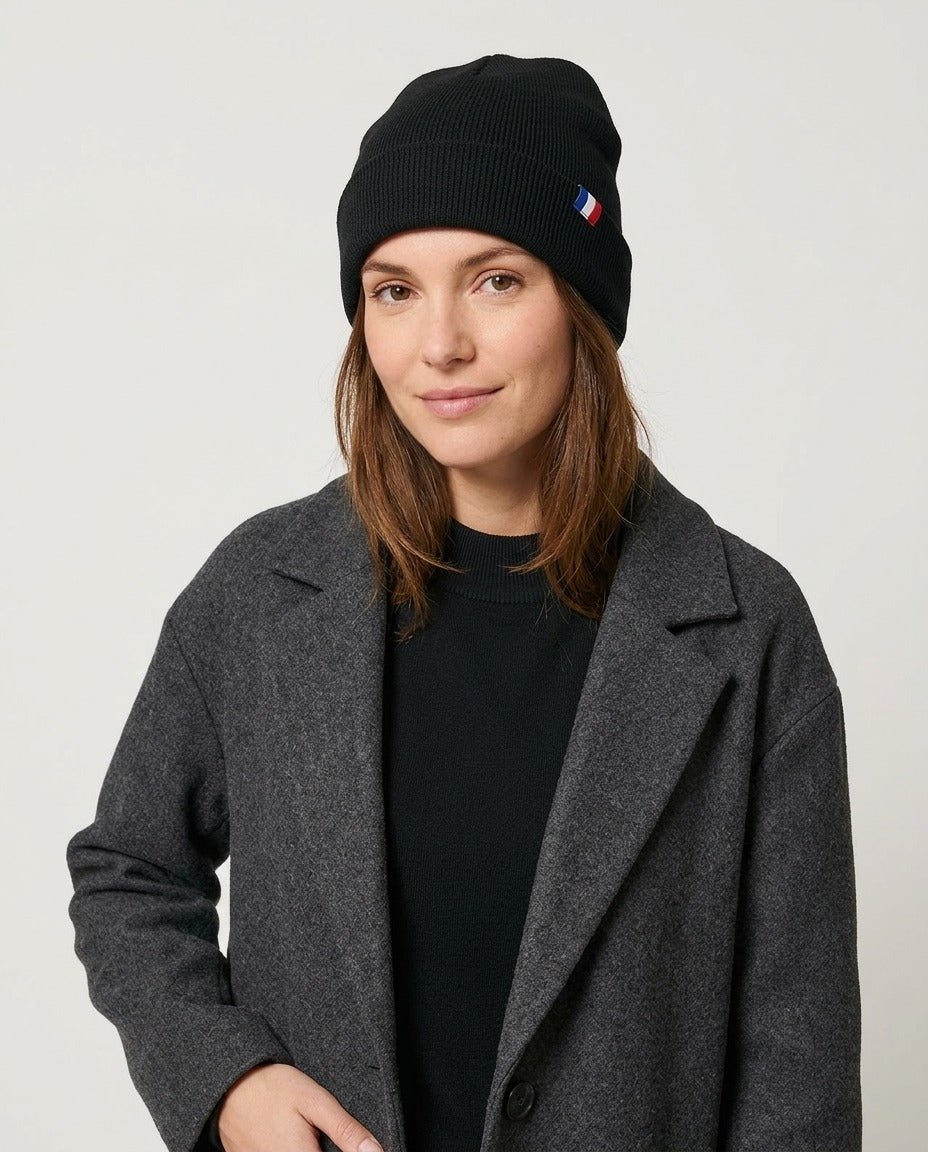 French Touch Bonnet noir à revers écusson tricolore porté – photo générée par IA