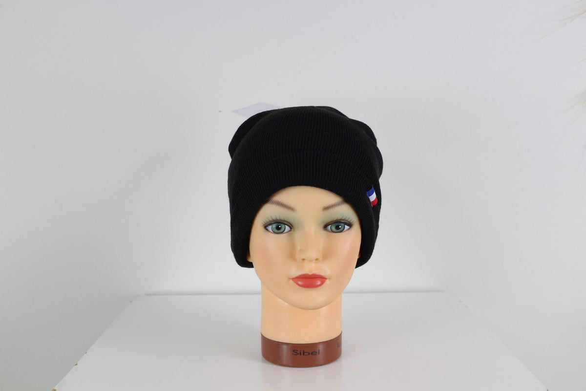 Bonnet French Touch noir à revers avec petit écusson tricolore, porté sur mannequin – Frippin'Dealz