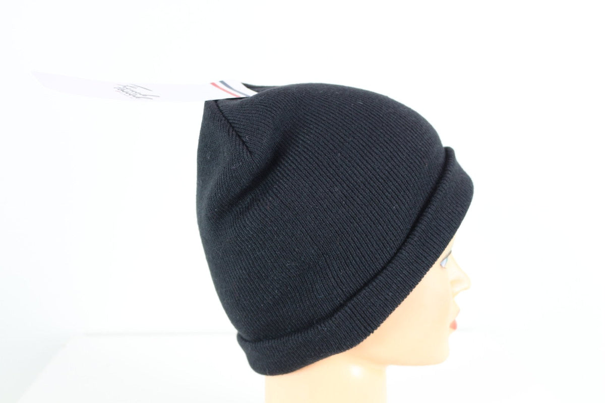 Bonnet French Touch noir en maille côtelée vu de côté avec étiquette cartonnée – Frippin'Dealz