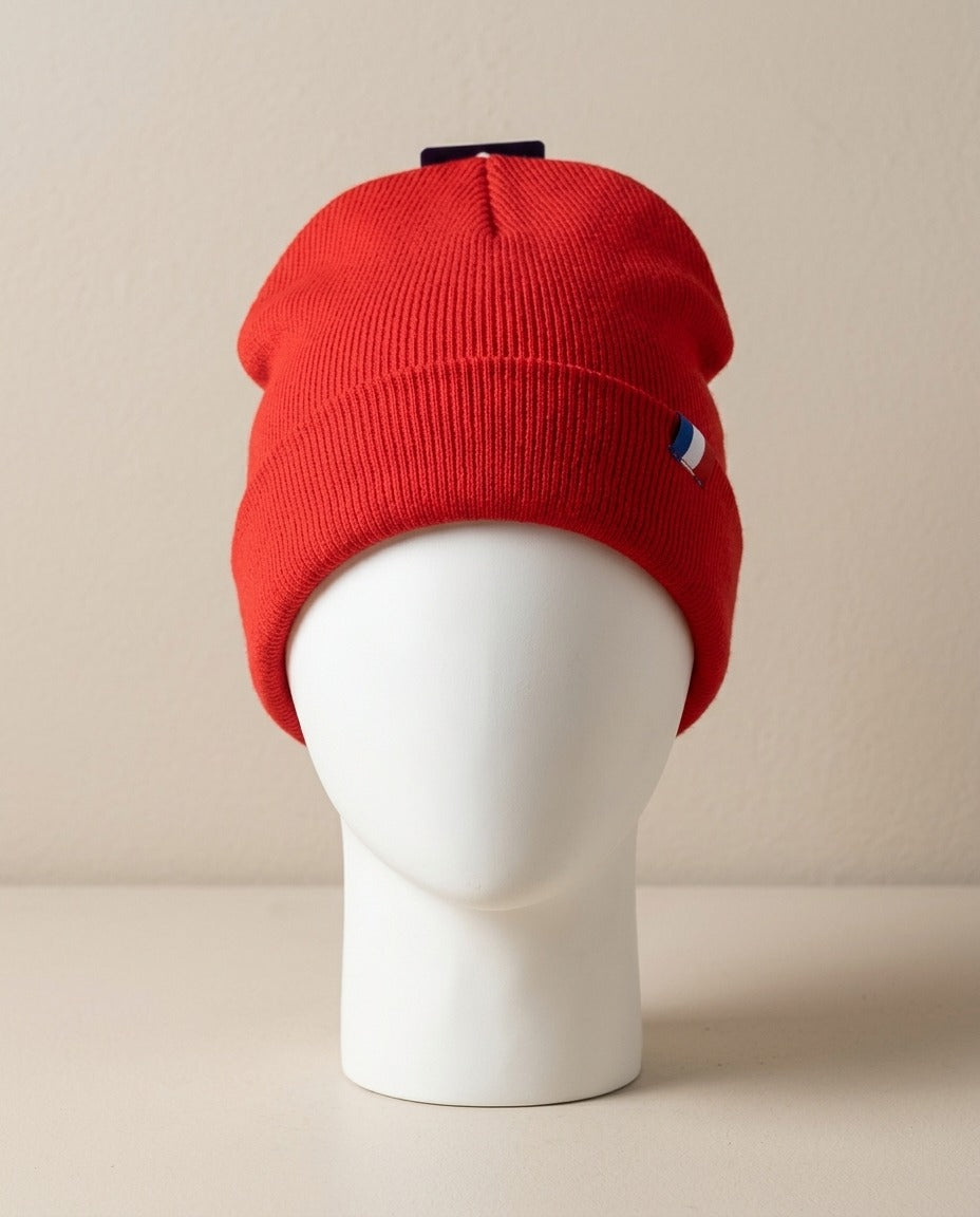 Bonnet French Touch rouge à revers avec petit drapeau tricolore, porté sur mannequin – Frippin'Dealz – photo retouchée par IA