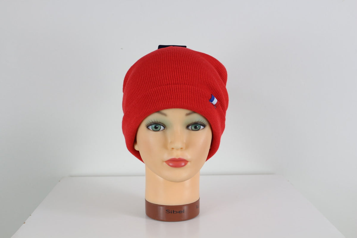 Bonnet French Touch rouge à revers avec petit drapeau tricolore, porté sur mannequin – Frippin'Dealz