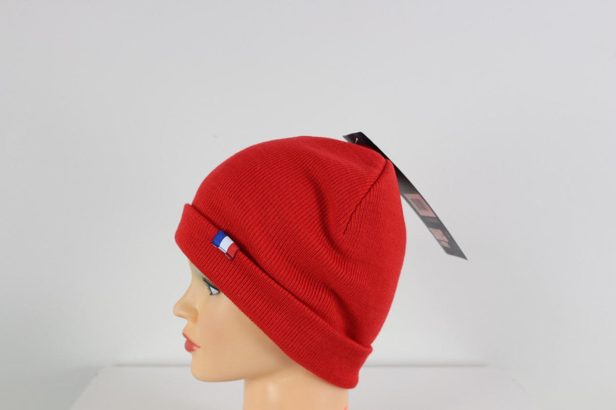 Bonnet French Touch rouge vu de profil avec drapeau tricolore sur le revers – Frippin'Dealz
