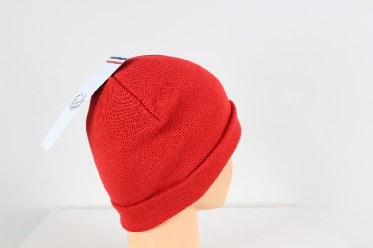 Bonnet French Touch rouge en maille côtelée vu de dos avec étiquette – Frippin'Dealz