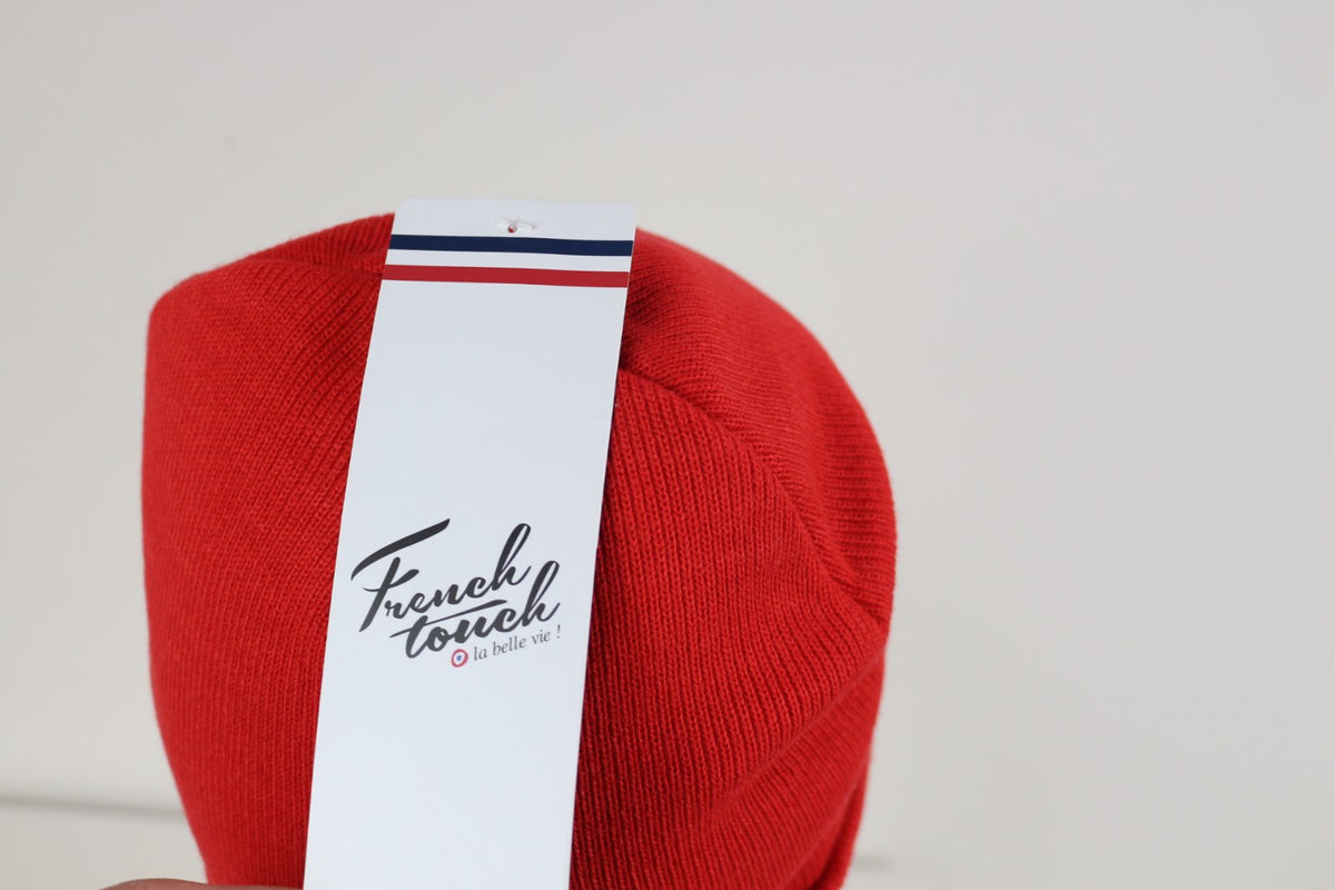 Gros plan sur l'étiquette cartonnée French Touch du bonnet rouge – Frippin'Dealz