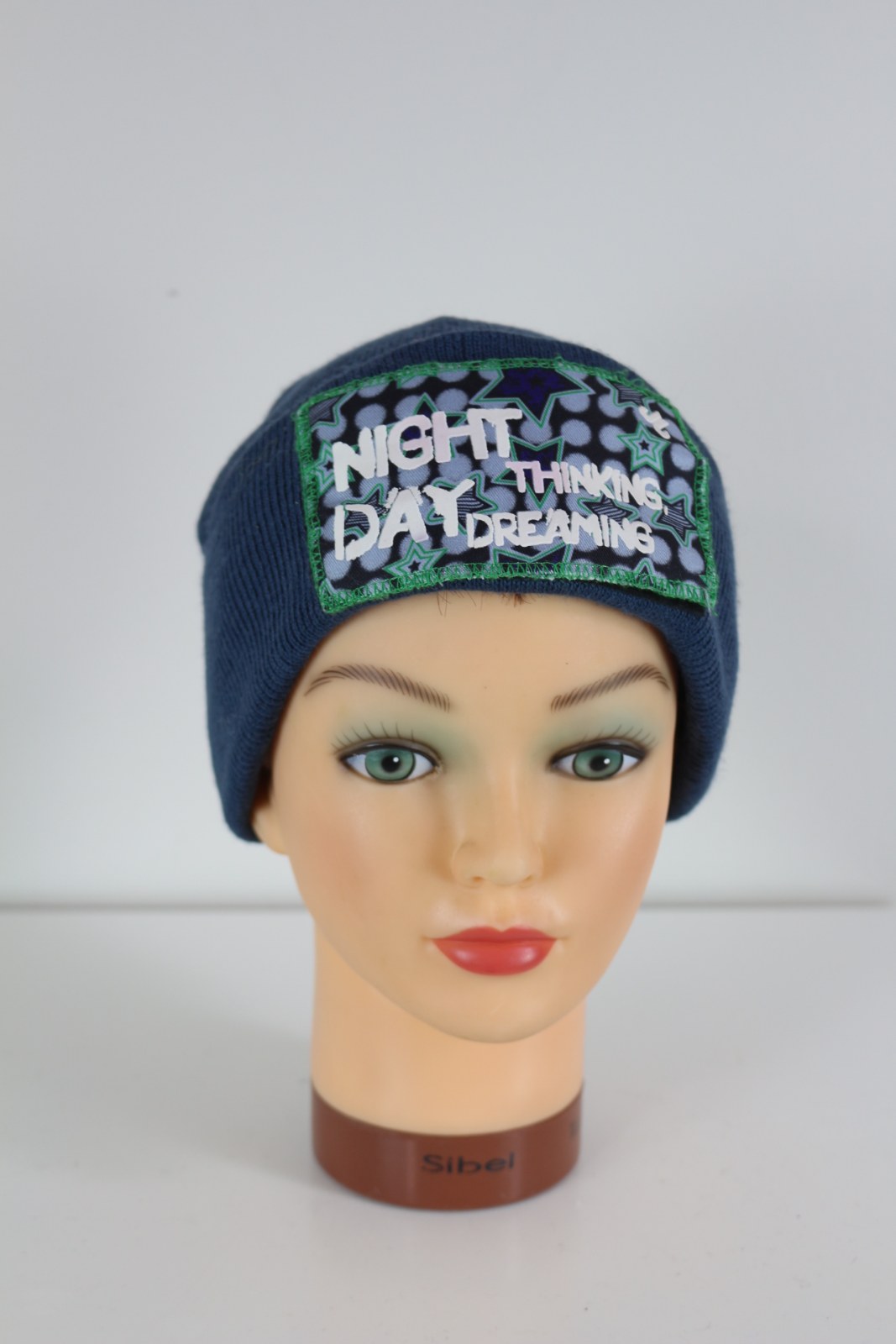Bonnet Jail Jam bleu avec patch étoiles Night Thinking Day Dreaming porté sur mannequin – Frippin'Dealz