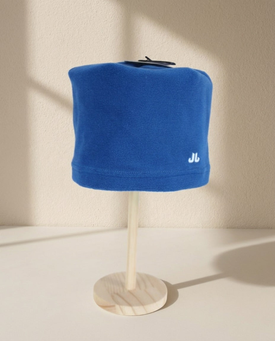 Bonnet enfant Jail Jam bleu roi en polaire avec logo JJ blanc – Frippin'Dealz – photo retouchée par IA