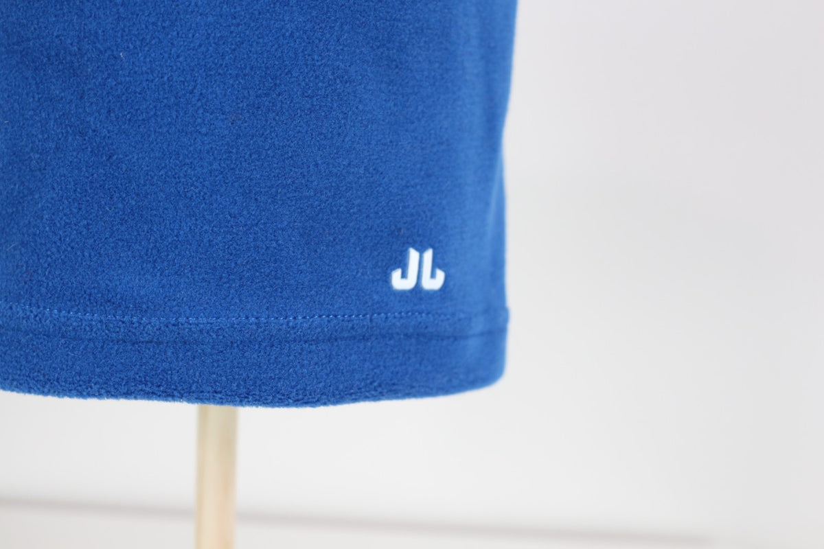 Gros plan sur le logo JJ blanc du bonnet Jail Jam bleu en polaire – Frippin'Dealz