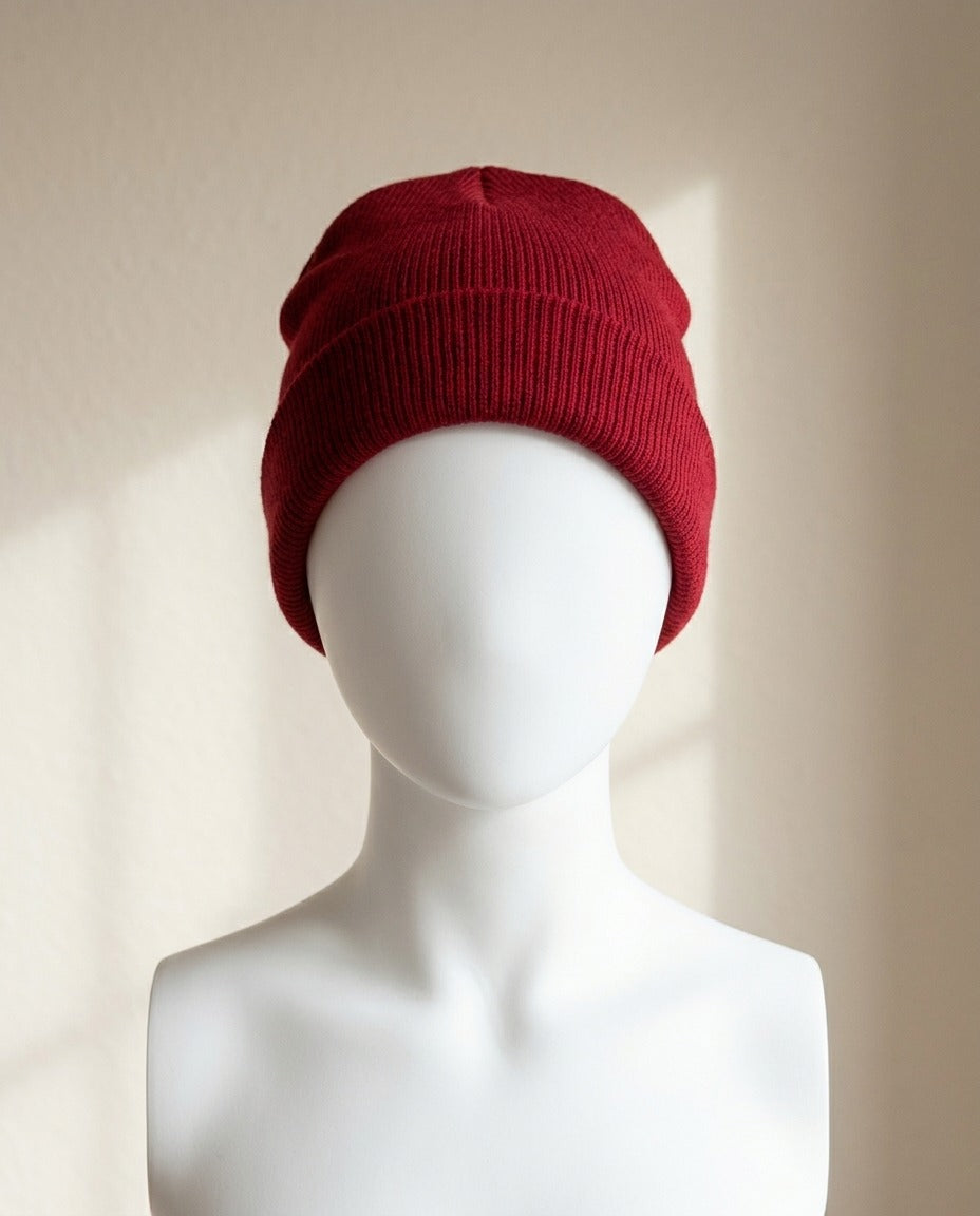 Bonnet Double M Milano rouge bordeaux à revers côtelé, vue de face – Frippin'Dealz – photo retouchée par IA
