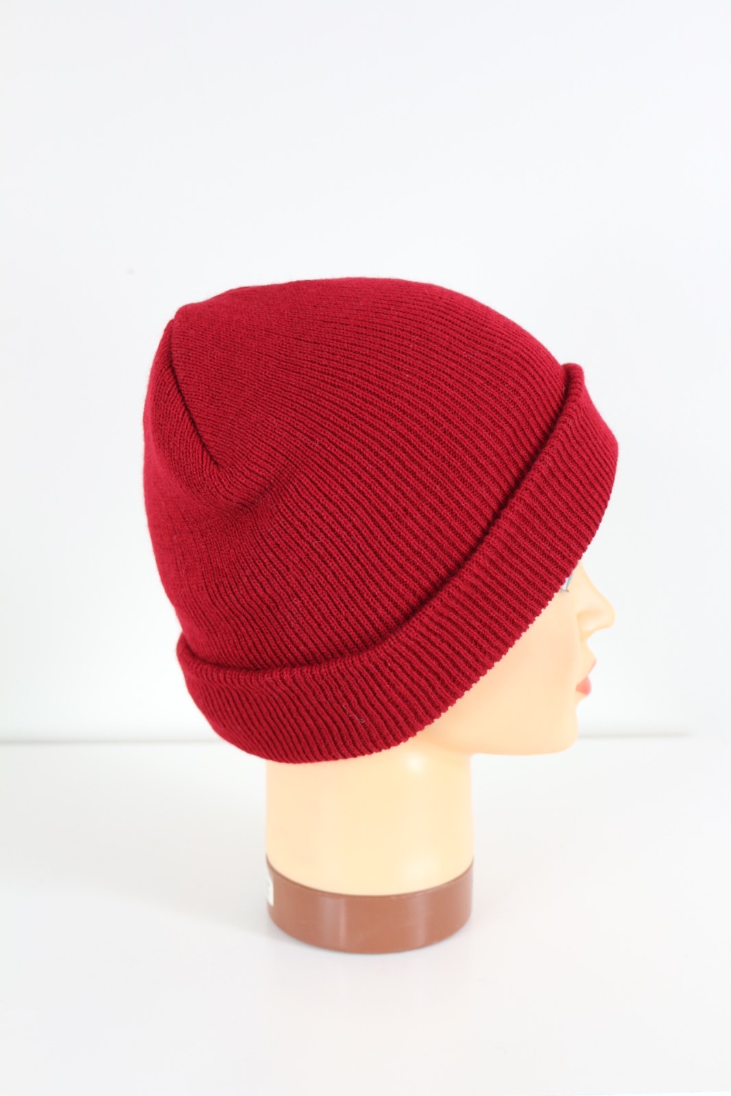 Bonnet rouge bordeaux vu de profil avec revers en maille côtelée – Frippin'Dealz